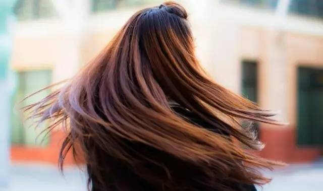 还要注意,不要经常做甩头动作,头发容易滑落不妨扎个马尾.