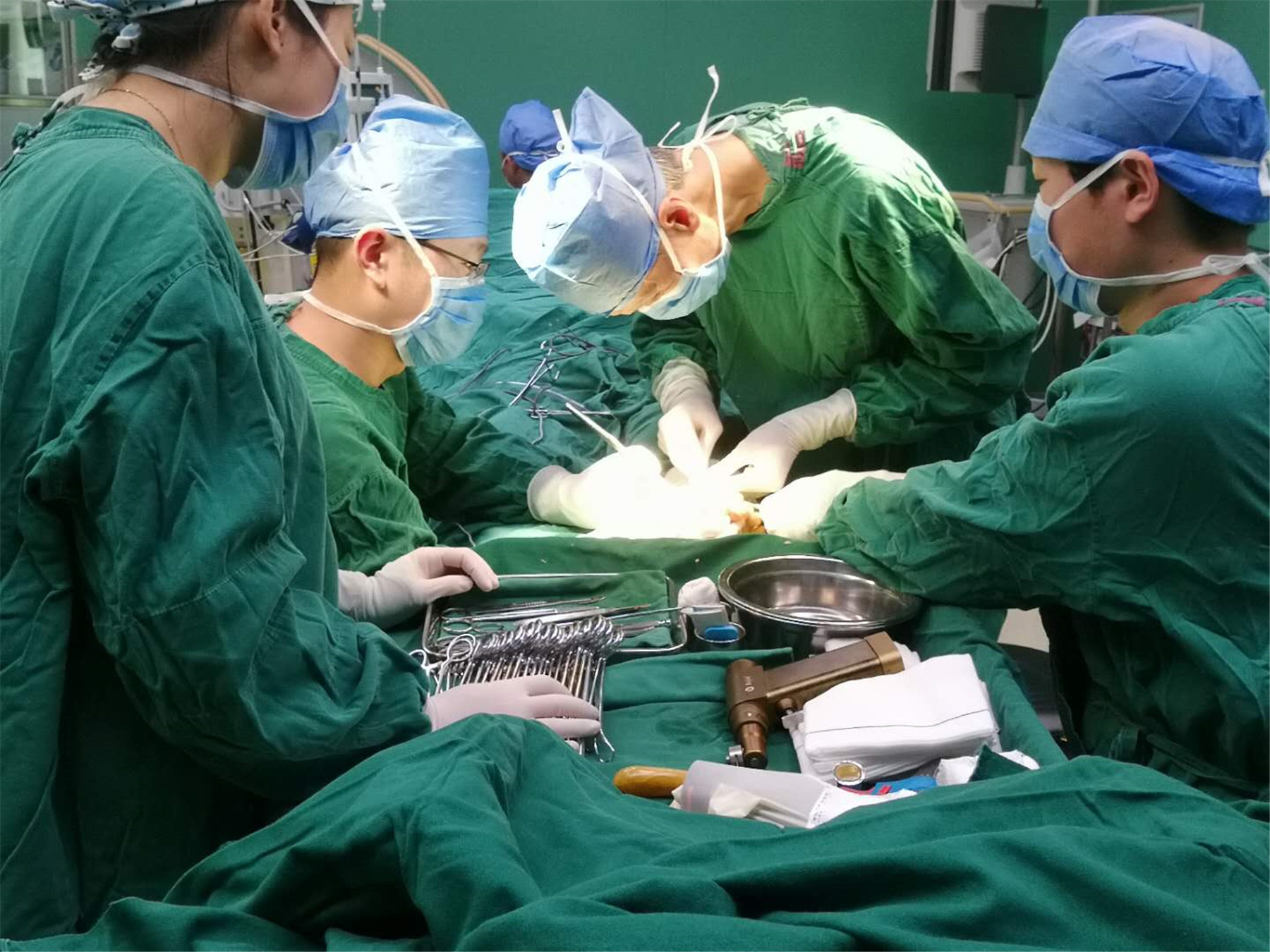 骨卫士专家鲁英主任成功为70岁高龄患者实施足部矫形手术